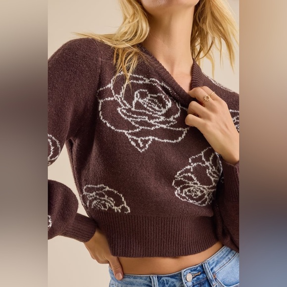 Patterned Rose Sweater - Picture 3 of 6
